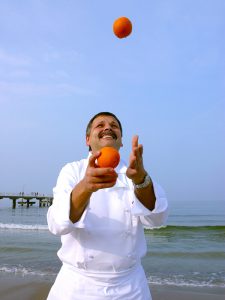 Koch jongliert mit 3 Orangen